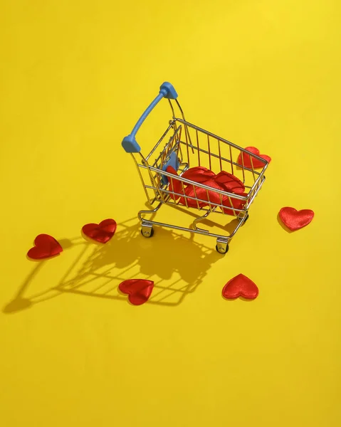 Wózek Sklepowy Sercami Żółtym Tle Koncepcja Miłości Walentynki Lutego Święto — Zdjęcie stockowe
