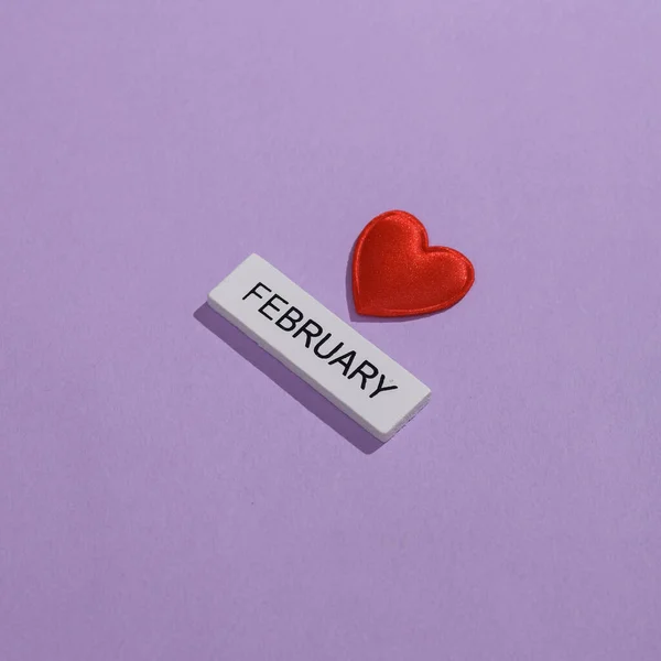 バレンタインデー2月14日 碑文2月と紫の背景に心を持つ木製のタブレット — ストック写真