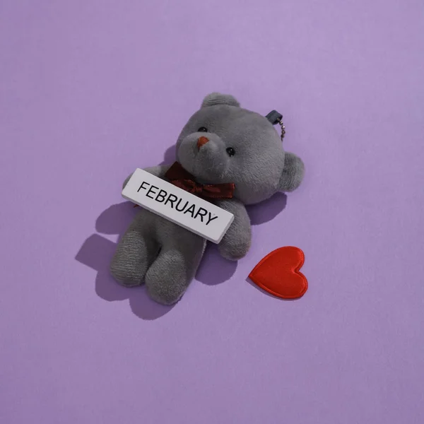 Creatieve Valentijnsdag Lay Out Met Teddybeer Paarse Achtergrond — Stockfoto