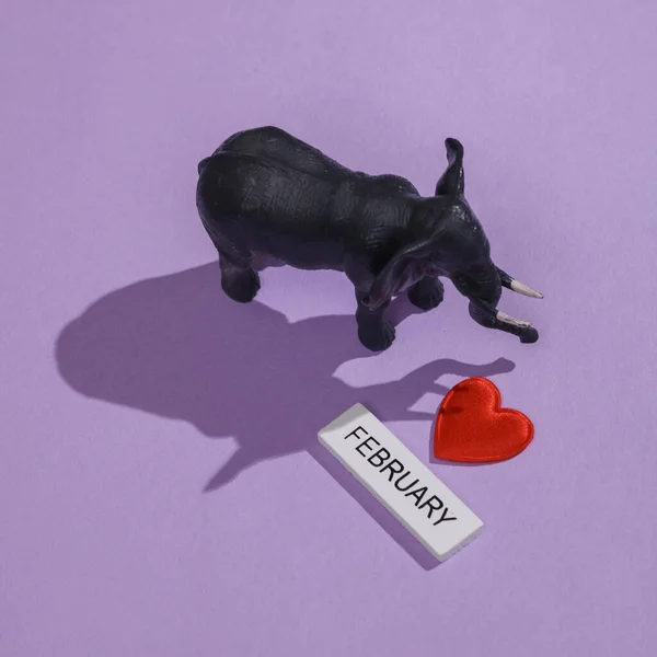Walentynki Lutego Zabawkowy Słoń Drewniana Tabletka Napisem Luty Serce Fioletowym — Zdjęcie stockowe