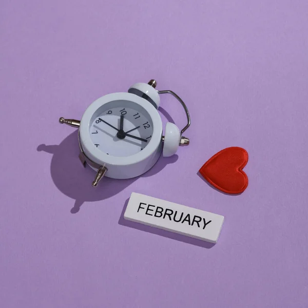 Creatieve Valentijnsdag Lay Out Met Wekker Paarse Achtergrond — Stockfoto