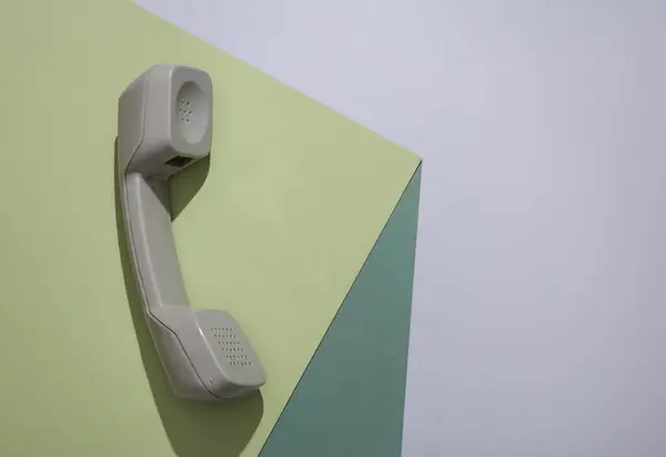 Телефонная Трубка Бумажном Кубе Оптическая Иллюзия Геометрический Состав Минималистическая Креативная — стоковое фото