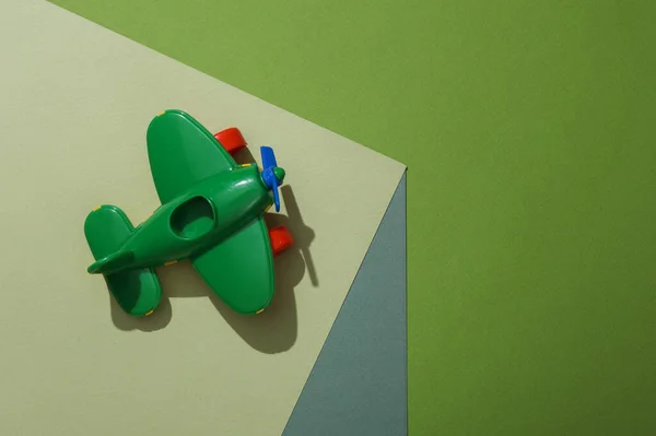 纸立方体上的玩具空气平面 光学错觉 几何构图 最低限度的创造性布局 — 图库照片