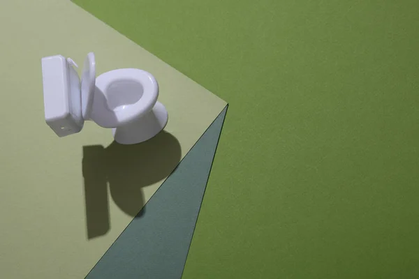 Plastic Mini Toilet Een Papieren Kubus Optische Illusie Geometrische Samenstelling — Stockfoto