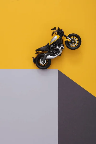 Motocicleta Brinquedo Cubo Papel Ilusão Óptica Composição Geométrica Layout Criativo — Fotografia de Stock