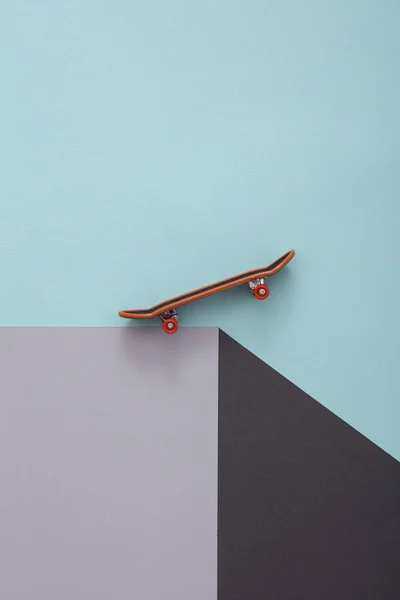 Skateboard Jouet Sur Cube Papier Illusion Optique Composition Géométrique Mise — Photo