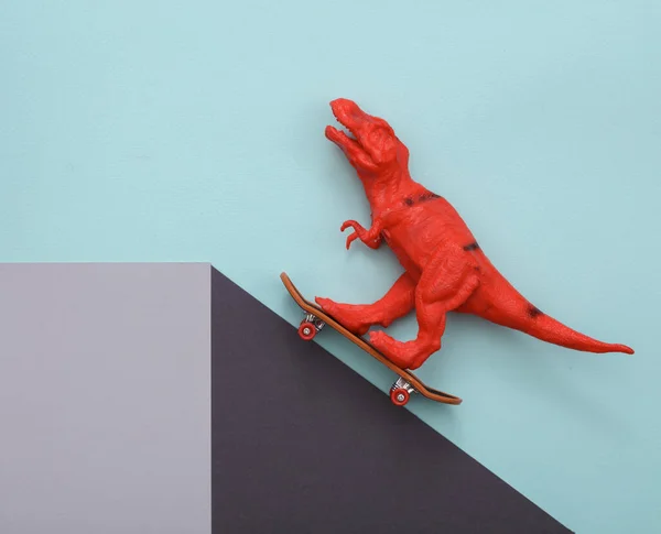 Dinosaurus Met Skateboard Een Papieren Kubus Optische Illusie Geometrische Samenstelling — Stockfoto