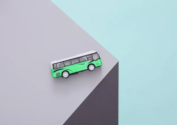 Spielzeugbus Auf Einem Papierwürfel Optische Täuschung Geometrische Komposition Minimalistisches Kreatives — Stockfoto