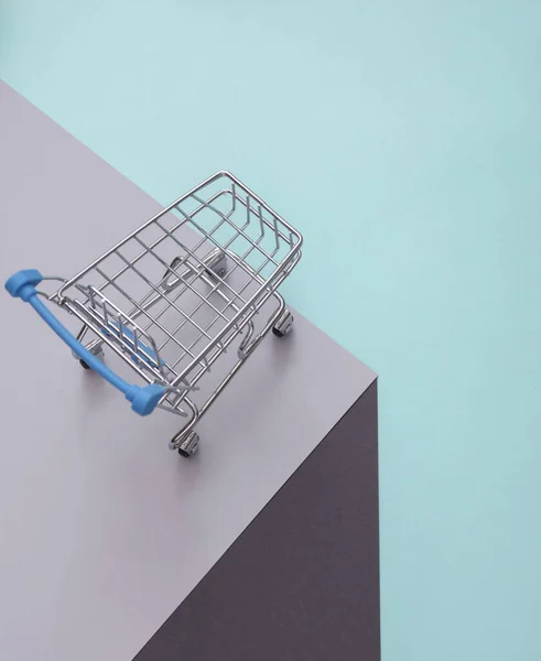 Carrinho Supermercado Brinquedo Com Cubo Papel Ilusão Óptica Composição Geométrica — Fotografia de Stock