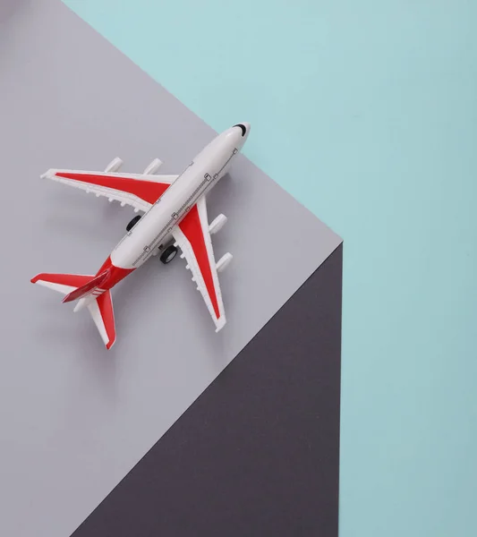 Avión Juguete Con Cubo Papel Ilusión Óptica Composición Geométrica Diseño — Foto de Stock