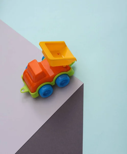 Camião Despejo Brinquedos Cubo Papel Ilusão Óptica Composição Geométrica Layout — Fotografia de Stock