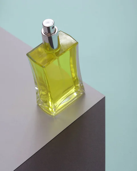 Parfümflasche Auf Papierwürfel Optische Täuschung Geometrische Komposition Minimalistisches Kreatives Layout — Stockfoto