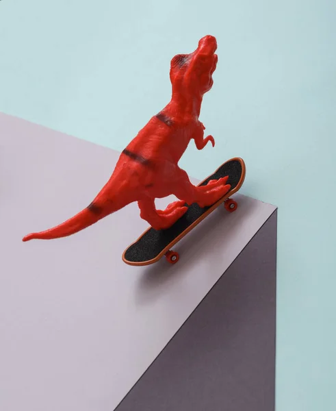 Dinossauro Com Skate Cubo Papel Ilusão Óptica Composição Geométrica Layout — Fotografia de Stock