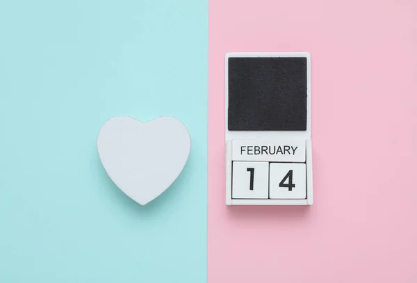 Ξύλινο Ημερολόγιο Ημερομηνία Φεβρουαρίου Και Κουτί Δώρου Σχήμα Καρδιάς Μπλε — Φωτογραφία Αρχείου