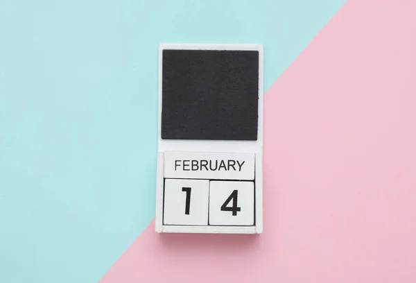 Деревянный Календарь Датой Февраля Голубом Розовом Фоне День Святого Валентина — стоковое фото