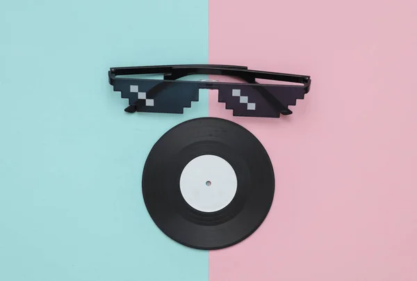 Mavi Pastel Arka Planda Vinil Plaklı Stereo Kulaklıklar Müzik Konsepti — Stok fotoğraf