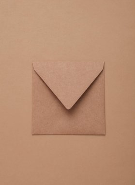 Bej arkaplanda el işi zarf