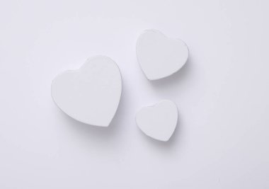 Beyaz kalp şekilli hediye kutuları beyaz arka planda izole edilmiş.