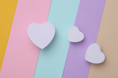 Renkli arka planda kalp şeklinde beyaz kutular. Sevgililer Günü modeli.