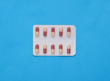 Mavi arka planda hapların kabarcıkları