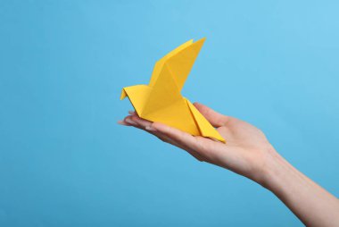 Ukrayna 'da barış. Mavi arka planda el ele tutuşan sarı güvercinler Ukrayna bayrağını sembolize ediyor. Rus saldırganlığı