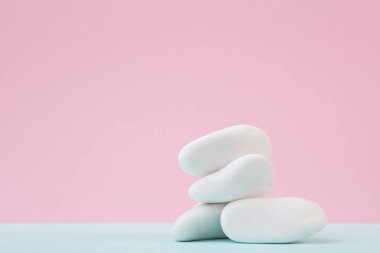 Pastel arka planda beyaz çakıl yığını