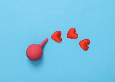 Mavi arka planda kalpleri olan bir düşman. Sevgililer Günü. Aşk konsepti. Yaratıcı yerleşim