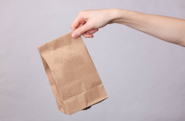 Gri arka planda kadın el sanatları ürünü paketi