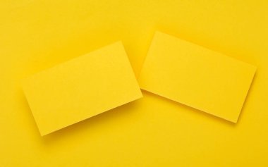 Sarı arka planda kurumsal kimlik için sarı boş kartvizitler. Yaratıcı model.