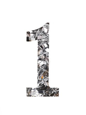 1 numara beyaz arkaplanda süslemelerle kağıt delikten çıkarıldı