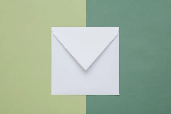 Weißer Leerer Umschlag Auf Grünem Hintergrund — Stockfoto