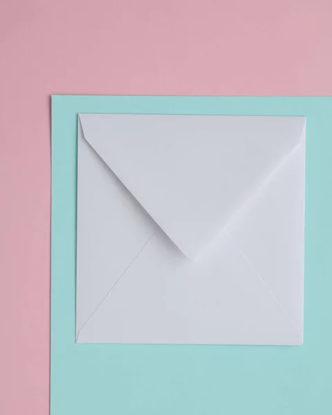 Witte Blanco Envelop Roze Blauwe Pastelachtergrond — Stockfoto