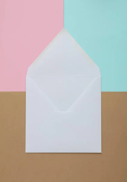 Kahverengi Arkaplanda Ope Beyaz Bir Zarf — Stok fotoğraf