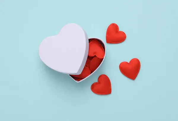 Caixa Branca Com Corações Fundo Azul Conceito Amor Dia Dos — Fotografia de Stock