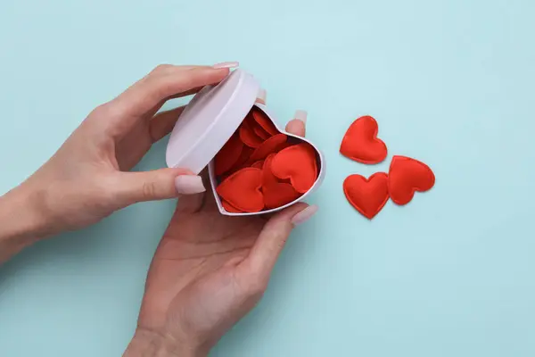 Mãos Segurando Caixa Branca Com Corações Fundo Azul Conceito Amor — Fotografia de Stock