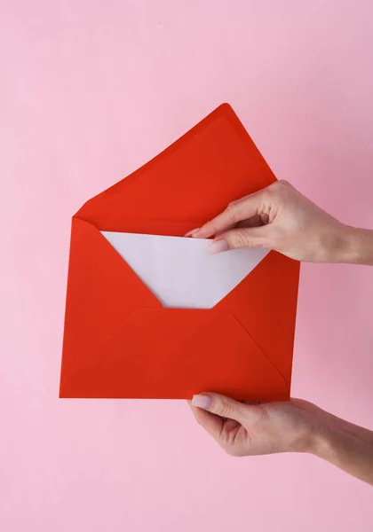 Mãos Femininas Seguram Envelope Vermelho Com Uma Letra Branca Vazia — Fotografia de Stock