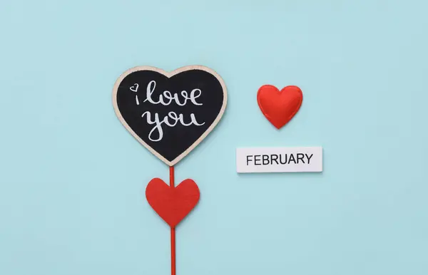 Trzymaj Się Słowa Kocham Cię Serca Niebieskim Tle Walentynki Lutego — Zdjęcie stockowe