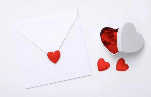 Caixa Branca Com Corações Envelope Sobre Fundo Branco Conceito Amor — Fotografia de Stock