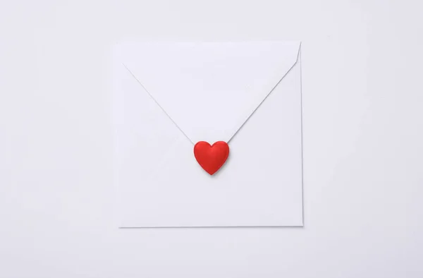 Белый Конверт Сердцем Белом Фоне Макет Дня Святого Валентина — стоковое фото