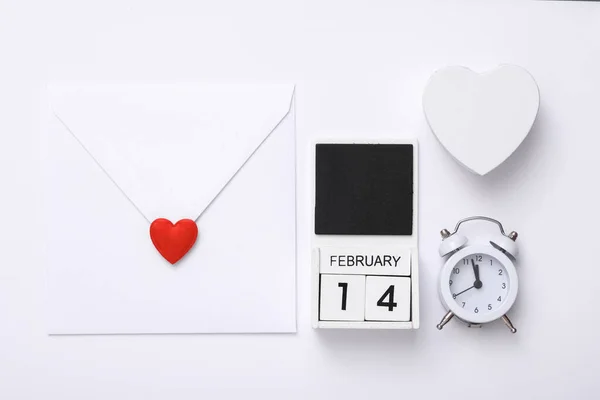 Februari Kalender Valentijnsdag Creatieve Compositie Witte Achtergrond Bovenaanzicht — Stockfoto