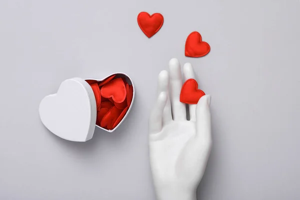 Caixa Branca Com Corações Mão Branca Sobre Fundo Cinza Conceito — Fotografia de Stock