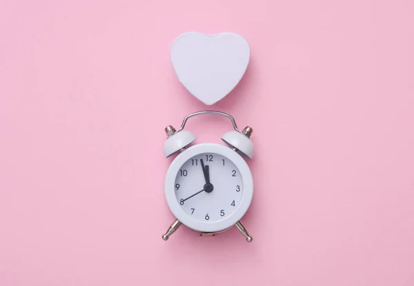 Λευκό Ξυπνητήρι Καρδιά Ροζ Φόντο — Φωτογραφία Αρχείου