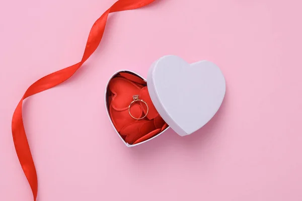 Caixa Forma Coração Branco Com Anel Ouro Fundo Rosa Vista — Fotografia de Stock