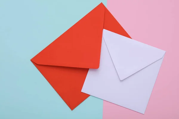 Enveloppes Rouges Blanches Sur Fond Pastel — Photo