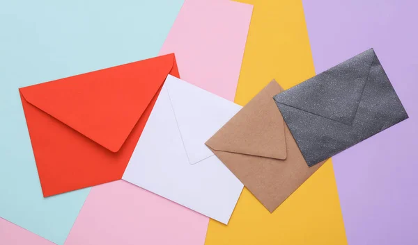 Envelopes Coloridos Fundo Colorido Vista Superior — Fotografia de Stock