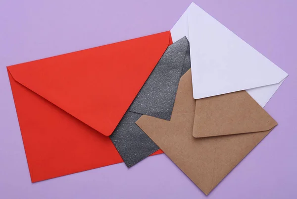 Envelopes Diferentes Cores Formas Fundo Roxo — Fotografia de Stock