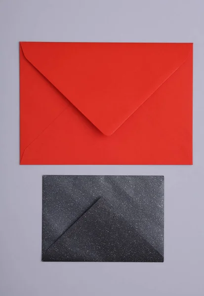 Gri Arkaplanda Kırmızı Siyah Zarflar — Stok fotoğraf