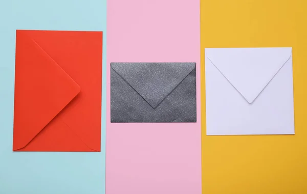 Três Envelopes Diferentes Cores Formas Sobre Fundo Colorido — Fotografia de Stock