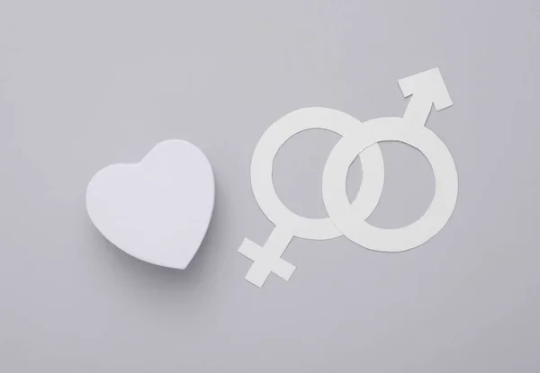 Herzförmige Schachtel Mit Weiblichen Und Männlichen Geschlechtssymbolen Auf Grauem Hintergrund — Stockfoto