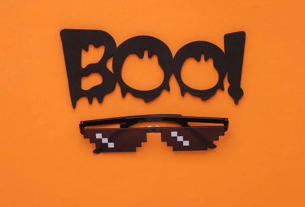 Slogan Boo Com Óculos Sol Pixel Fundo Laranja Conceito Halloween — Fotografia de Stock